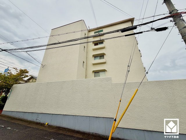 宮前マンションの外観|1800年以上の歴史を持つ「廣田神社」擁する「広田山公園」まで徒歩4分（約220m）。春にはツツジや桜が美しく咲き誇る園内には遊歩道が整備されており、自然を身近に感じながらお散歩なども楽しめる環境です