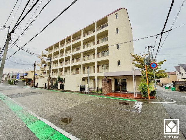 宮前マンションの外観|阪急甲陽線「苦楽園口」駅まで徒歩18分、阪神本線「西宮」駅まで徒歩23分、JR東海道本線「西宮」駅まで徒歩24分の立地。
