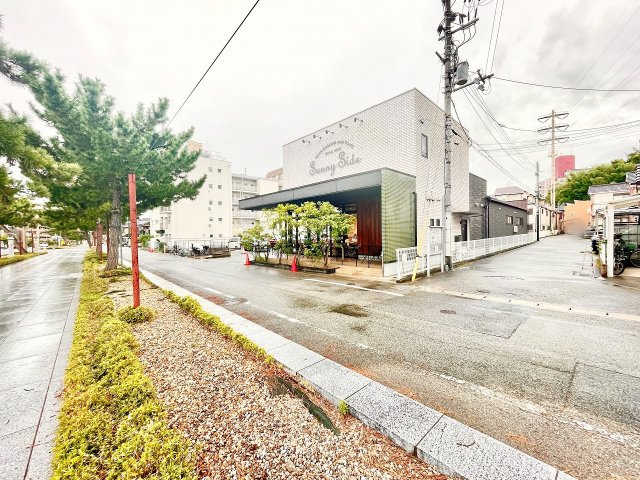 宮前マンションのその他|「サニーサイド西宮大社店」まで徒歩2分（約110m）。焼きたてのパンをテイクアウトして自宅でゆっくり楽しんだり、カフェでのんびり過ごしたり、パンの香りとコーヒーの時間がすぐそこにある贅沢な立地です。