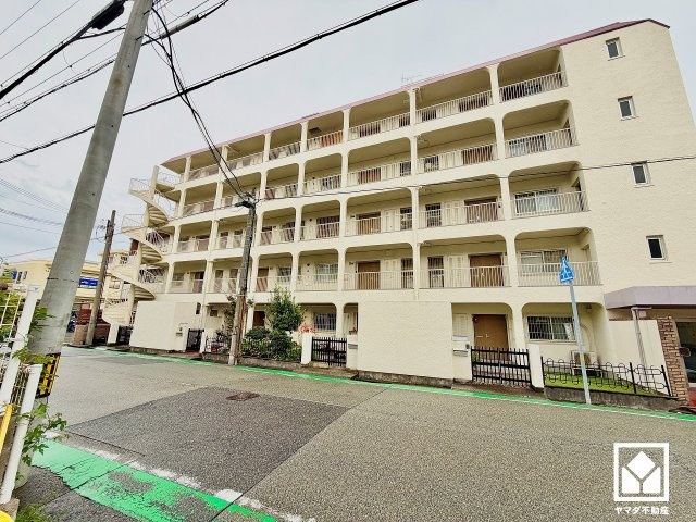宮前マンションの外観|京都市から神戸市を結ぶ国道171号線まで約500m。名神高速道路の西宮インターチェンジも一般道で約3.0kmと近く、大阪・京都・名古屋方面へのアクセスもスムーズ。車での移動もしやすい立地です。