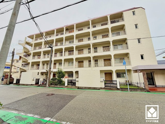 宮前マンションの外観|白を基調とした明るく清潔感のある外観。日々の暮らしに心地よく馴染む佇まい。（写真は加工処理により実際の色味と異なって見える場合があります。詳細は現地にてご確認ください。）