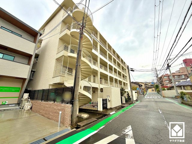 宮前マンションのその他|キッチンは壁付けタイプで、リビングの広さを有効活用しやすいレイアウトです。
