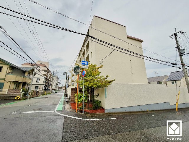 宮前マンションの外観|全居室6帖以上のゆとりある居住空間​で、広々お使いいただけます。