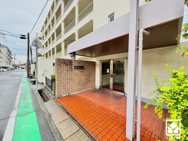 宮前マンション|広々とした明るいエントランス。定期的な清掃・管理体制が整っており、帰宅時や来客時にも気持ちの良い空間です。（清掃費：月額1375円）