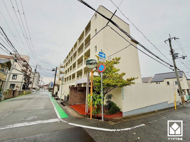 宮前マンションの周辺|開放感のある北西角地につき、風通しを確保しやすい立地です。エントランスは北側、駐車場は南側（出入りは西側道路から）に設置されています。歩行者と車両の動線を分けやすく、安全性にも配慮された設計です。