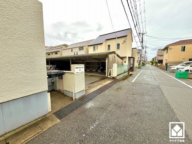 宮前マンションのその他|敷地内に屋根付き駐輪場・バイク置き場を設置。雨や日差しの影響を受けにくく、大切なお乗り物の保管にも便利です。平置きなので、さまざまなタイプの自転車も置きやすい仕様です。