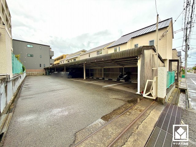 宮前マンションの駐車場|敷地内に屋根付き駐車場を設置（月額10120円）。出し入れがしやすい平面式で、日々のお車の利用にも便利です。空き状況等の詳細は弊社スタッフまでお気軽にお問い合わせください。