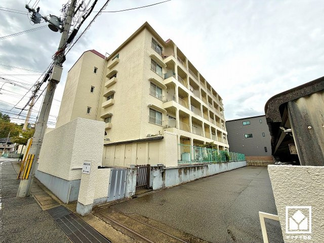 宮前マンションの外観|都市ガス対応。月々の光熱費などのランニングコストを低く抑えやすい点が魅力です。