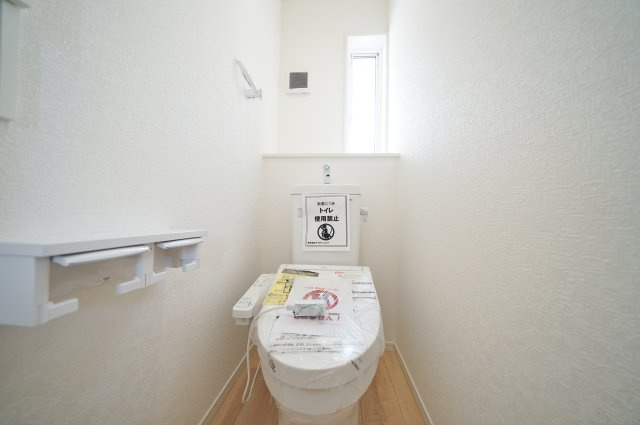 【横浜市瀬谷区阿久和西4丁目2-10全4棟新築戸建て】★仲介手数料無料★（原小学校・原中学校）のトイレ
