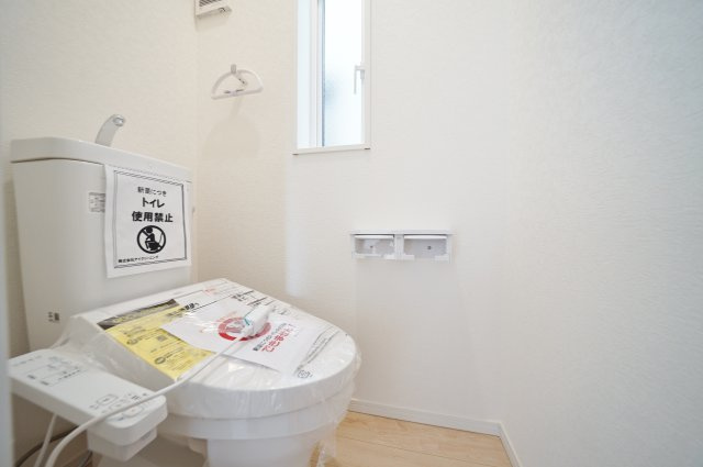 【横浜市瀬谷区阿久和西4丁目2-10全4棟新築戸建て】★仲介手数料無料★（原小学校・原中学校）のトイレ
