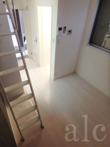 杉並区成田東３丁目のアパートの設備|オシャレなホワイトフローリング　どんな家具にも合わせやすい内装です。