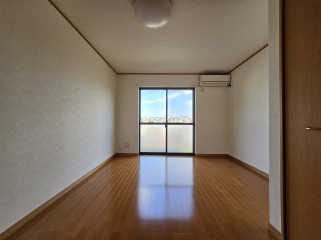 川崎市多摩区西生田５丁目のアパートの洋室