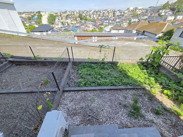 川崎市多摩区西生田５丁目のアパートの庭