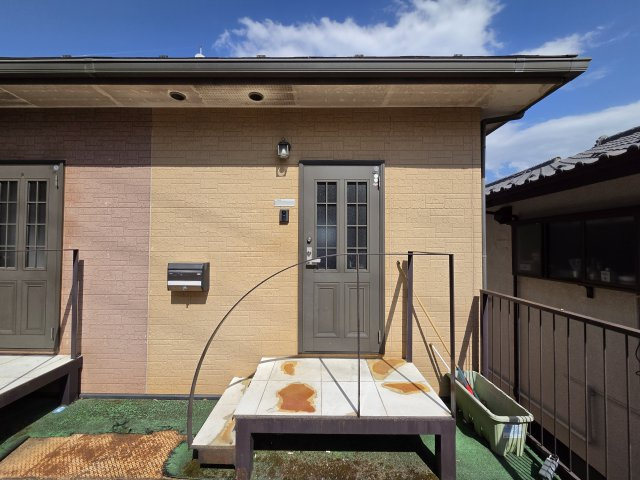 川崎市多摩区西生田５丁目のアパートのエントランス