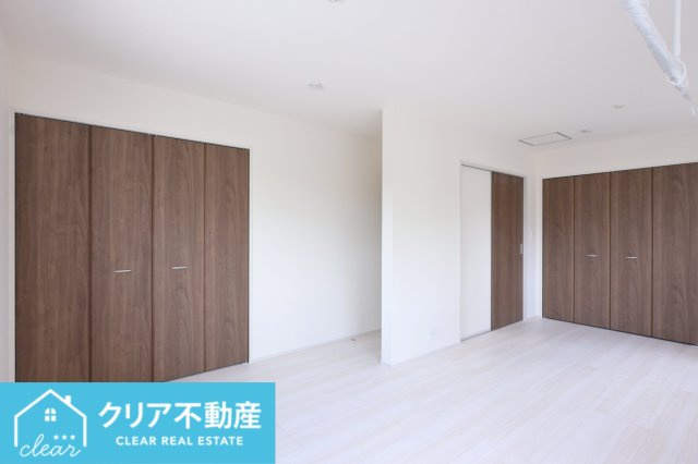 【洋室】 | 桐生市相生町1丁目　ブルーミングガーデン | 広々とした洋室はお子様が大きくなったときに間仕切り可能です！