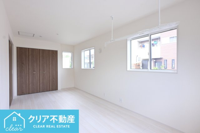 【洋室】 | 桐生市相生町1丁目　ブルーミングガーデン | 窓がたくさんあるのでたっぷりと陽の光が入ります♪