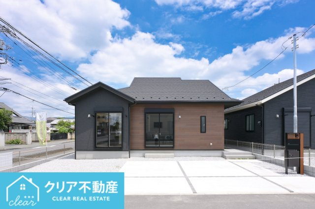 【外観】 | 桐生市相生町1丁目　ブルーミングガーデン | スッキリクリアな青空に映える平屋建て！
日当たり良好な立地です♪