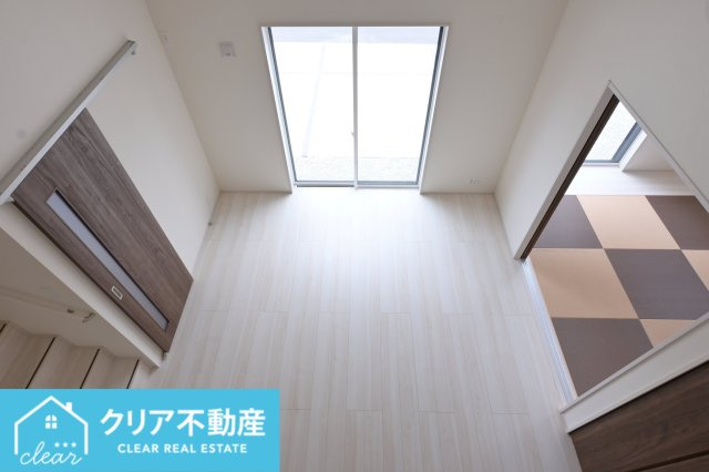 【居間・リビング】 | 桐生市相生町1丁目　ブルーミングガーデン | ロフトから見下ろすリビングの眺めです♪