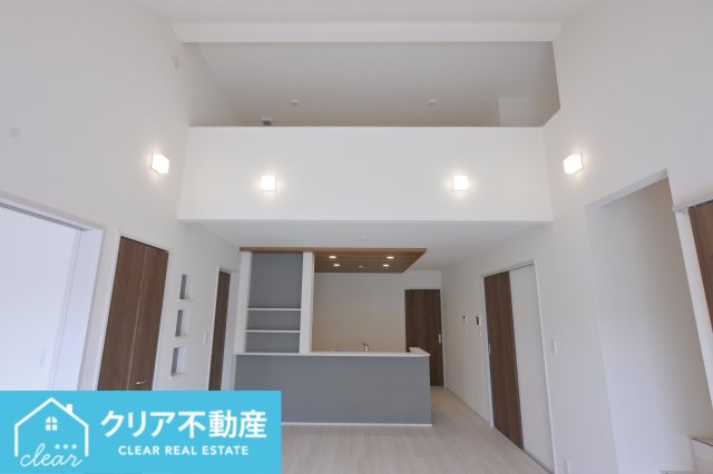 【居間・リビング】 | 桐生市相生町1丁目　ブルーミングガーデン | 日当たりがよく広いリビングは家族が自然と集まる居心地の良い空間です♪