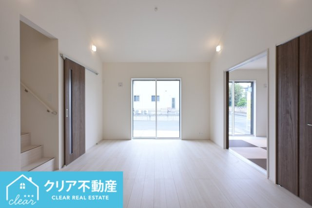 【居間・リビング】 | 桐生市相生町1丁目　ブルーミングガーデン | リビングと続き間の和室は大きな窓で明るく気持ちの良いお部屋です♪