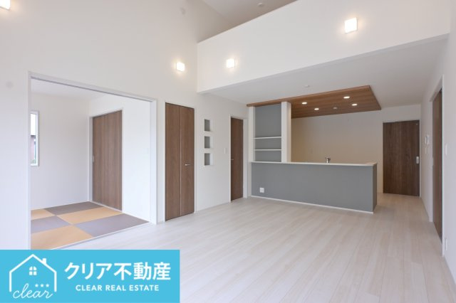 【居間・リビング】 | 桐生市相生町1丁目　ブルーミングガーデン | デザイン性のある棚や収納付きでスッキリ片付きます♪
