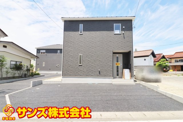 郡山市富田町字町内　　　　１号棟　　　富田小学校、富田中学区の外観|東側から見た駐車場を含む外観♪