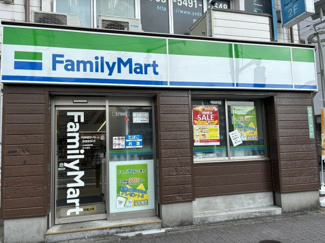 ファミリーマート 用賀駅前店 徒歩4分。 290m