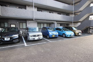 敷地内駐車場(別途契約・要空き確認)