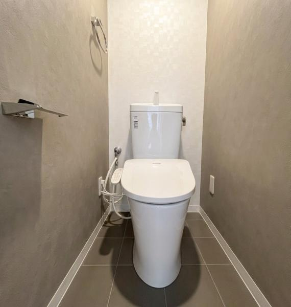 ラムズヒル蒔田のトイレ|清潔感のある内装のすっきりとしたデザインのトイレです。
水周りが綺麗だと安心ですね。
