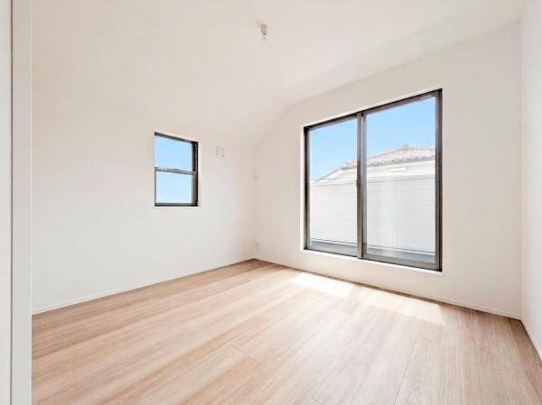 横浜市鶴見区上の宮１丁目の新築一戸建の洋室|二面採光の明るく、落ち着きのある洋室！
休日はこちらでおくつろぎ下さい♪