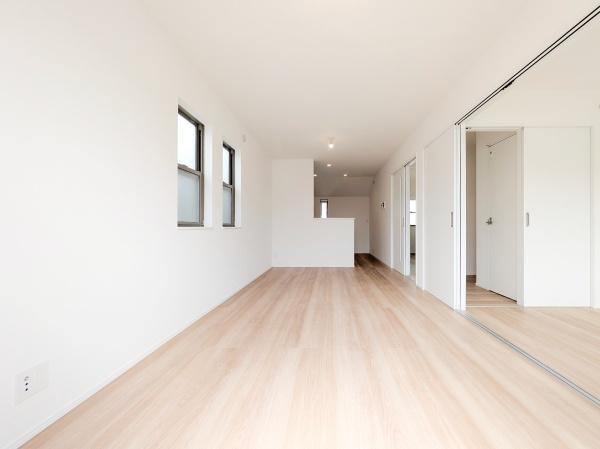 横浜市鶴見区上の宮１丁目の新築一戸建の居間・リビング|自慢したくなるリビング！
形も良く家具の配置にも困りません。