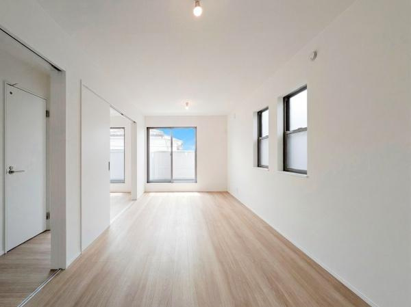 横浜市鶴見区上の宮１丁目の新築一戸建の居間・リビング|窓からは明るい光が差し込みます！
電気をつけなくても明るいです。