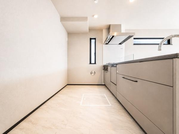 横浜市戸塚区深谷町の新築一戸建のキッチン|広々としたキッチンは、
落ち着いて料理が出来ます！