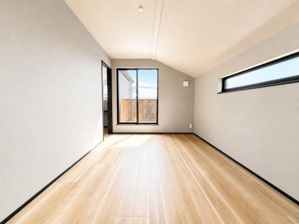 横浜市戸塚区深谷町の新築一戸建の洋室|窓からの光が嬉しい洋室です。
収納もあり、荷物が多い方にも安心です♪