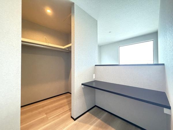 横浜市戸塚区深谷町の新築一戸建の収納|書斎付WICでお部屋もスッキリと利用できます！
洋服以外にも収納できるのは嬉しいポイント！