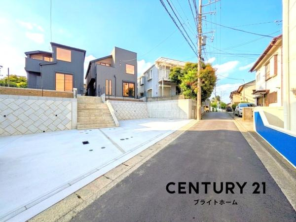 横浜市戸塚区深谷町の新築一戸建の前面道路含む現地写真|前面道路が広いので、安心して駐車可能です！
是非現地へお越しください。