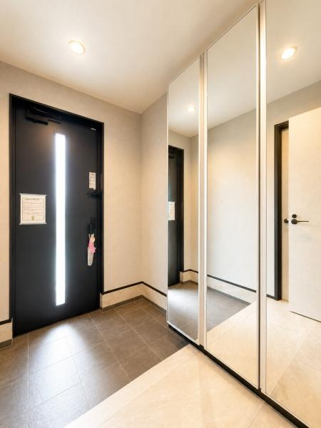 横浜市戸塚区深谷町の新築一戸建の玄関|収納豊富な玄関です。
この明るい玄関が気持ちよく家族を迎え入れます♪