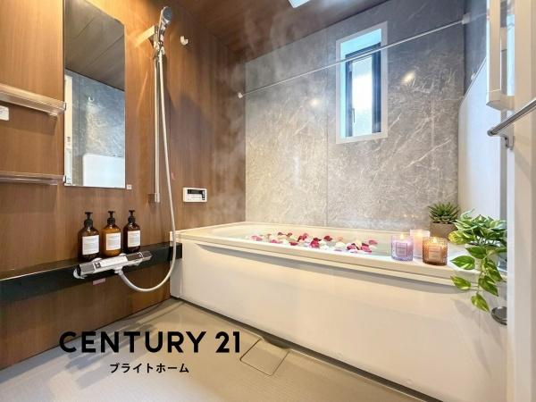 横浜市戸塚区深谷町の新築一戸建の浴室|広々としたバスルームで一日の疲れをいやして下さい！
※家具等はＣＧでの参考レイアウトです。