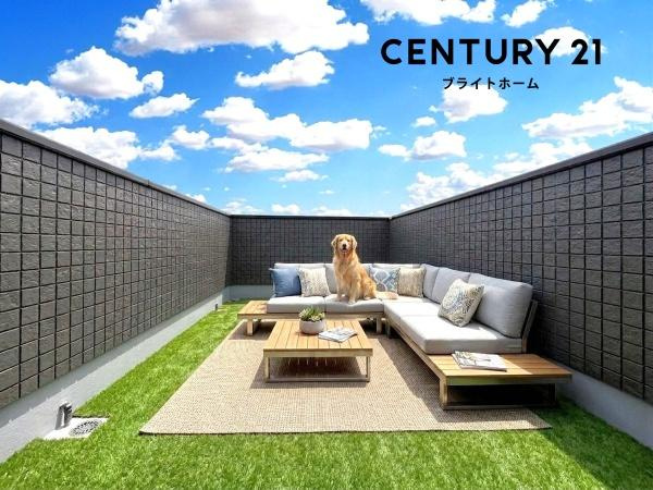 横浜市戸塚区深谷町の新築一戸建のバルコニー|広さも十分のルーフバルコニー！！
陽当り・通風良好で洗濯物も良く乾きます。
※芝生、家具、犬はＣＧでの参考レイアウトです。