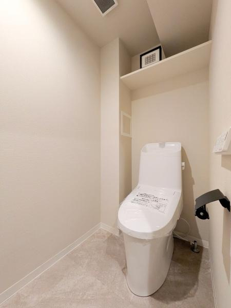 ライオンズマンション横浜常盤台のトイレ|清潔感のある内装のすっきりとしたデザインのトイレです。
水周りが綺麗だと安心ですね。
