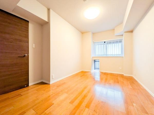 ライオンズマンション横浜常盤台の洋室|窓からの光が嬉しい洋室です。
収納もあり、荷物が多い方にも安心です♪