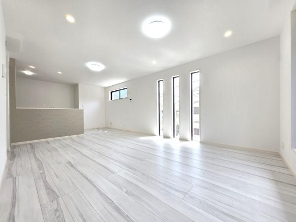 横浜市栄区笠間５丁目の新築一戸建の居間・リビング|自慢したくなるリビング！
形も良く家具の配置にも困りません。