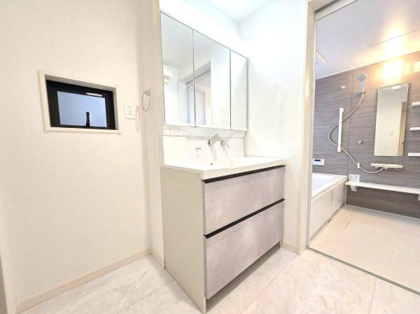 横浜市栄区笠間５丁目の新築一戸建の独立洗面台|おしゃれな洗面台！
収納もしっかりあります！
