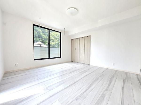 横浜市栄区笠間５丁目の新築一戸建の洋室|広さも十分で窓からの光が嬉しい洋室です。