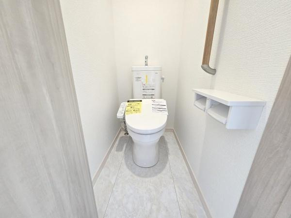 横浜市栄区笠間５丁目の新築一戸建のトイレ|清潔感のある内装のすっきりとしたデザインのトイレです。
水周りが綺麗だと安心ですね。
