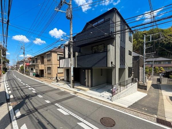 横浜市栄区笠間５丁目の新築一戸建の前面道路含む現地写真|陽当りの良さ、住環境を現地にてご確認下さい！
周辺環境も合わせてご案内させていただきます！