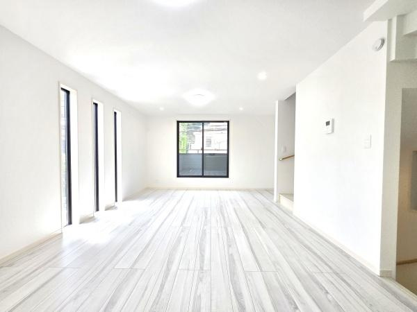 横浜市栄区笠間５丁目の新築一戸建の居間・リビング|窓からは明るい光が差し込みます！
電気をつけなくても明るいです。