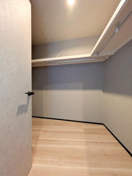 横浜市戸塚区深谷町の新築一戸建の収納|WICでお部屋もスッキリと利用できます！
洋服以外にも収納できるのは嬉しいポイント！
