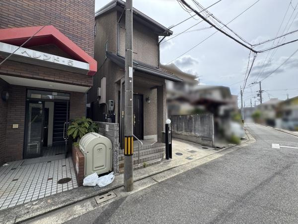 【前面道路含む現地写真】 | 周辺には、コンビニやスーパーなどの生活に便利な施設が揃っております♪