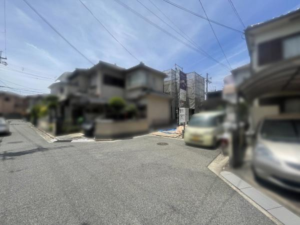 【前面道路含む現地写真】 | 低層の一戸建てを中心とした街並みが整然と続き、周辺は高い建物が建っていないので、採光や開放性に恵まれる環境です。